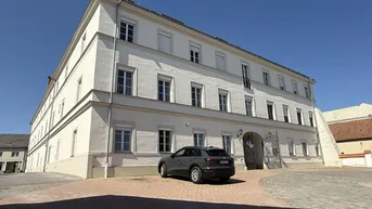 Expose adaptierte Ordination bzw. Büro in einem wunderschönen historischen Gebäude mit eigenem Eingang zu vermieten
