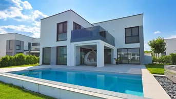 Expose LUXUS-VILLA DIREKT AM WASSER mit privatem Seezugang &amp; Pool – energieeffizienter Neubau im Wohnpark Giardino