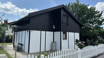 Expose gemütliches Ferienhaus mit „ Wintergarten“, 2 Gartenhäuschen und Carport zu verkaufen