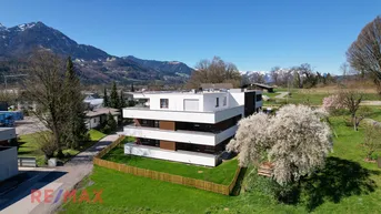 Expose Neubau: 4-Zimmmer-Familienwohnung umgeben von Bäumen und Wiesen