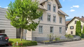 Klassisches Wohnhaus mit gepflegtem Vorgarten und traditioneller Architektur in sonniger Lage.