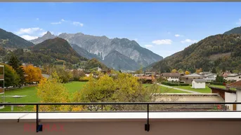 Atemberaubender Bergblick vom Balkon auf die umliegende Natur und Siedlung.