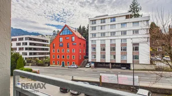 Weitblick vom Balkon auf die Straße und die umliegende Bebauung.