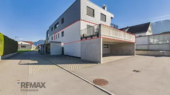 Modernes Mehrfamilienhaus mit Flachdach, Tiefgarage und Balkonen in sonniger Lage.