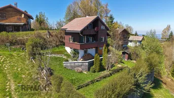 Freistehendes Haus auf einem Hügel mit grüner Umgebung und Blick auf die Landschaft.