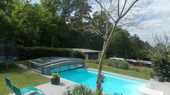 Expose Wohnen im "Grünen" - Einfamilienhaus mit Sonnenterrasse und Swimming -Pool