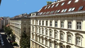 Expose MITTEN IM SERVITENVIERTEL - STILERSTBEZÜGE DER EXTRAKLASSE - ALTBAUFLAIR AUF HIGH END NIVEAU - GENERALRENOVIERTES STILHAUS