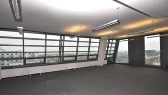 Expose Shop Ecke Stromstraße/Wehlistraße mit viel Glasfront