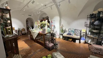 Expose | ATTRAKTIVES GESCHÄFTSLOKAL IM ERDGESCHOSS | STILVOLLES ALTBAUPALAIS | CA. 116,79 m² NFL | IM HERZEN DER STADT | TOP LAGE
