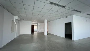 Expose + + + Lager mit integriertem Büro + + + an der Westeinfahrt + + + KEINE KAUTION + + +