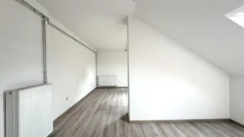 Expose | CHARMANTE DACHGESCHOSSWOHNUNG | HELL &amp; ZENTRAL | 4. OG | IDEAL FÜR SINGLES &amp; STUDENTEN | TOP LAGE | NÄHE UNI