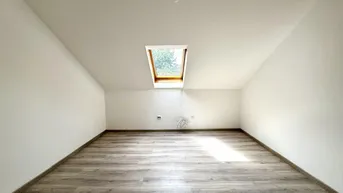 Expose | CHARMANTE DACHGESCHOSSWOHNUNG | HELL &amp; ZENTRAL | 4. OG | IDEAL FÜR SINGLES &amp; STUDENTEN | TOP LAGE | NÄHE UNI