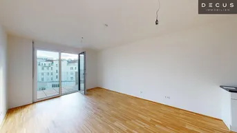 Helles Wohnzimmer mit Parkettboden und Zugang zu einem Balkon, ideal für entspannte Stunden.