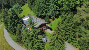 Expose Absolute Aussichtslage, -großes Ferienhaus mit Kellerbar