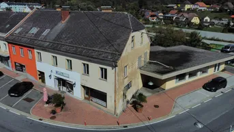 Expose Geschäfts-Stadthaus mit 2 Wohnungen, riesiger Dachterrasse, 3 Geschäftsflächen, Lager und großem Innenhof, mitten in Lavamünd!