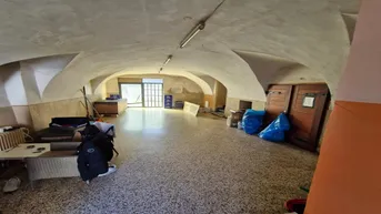 Expose Geschäfts-Stadthaus mit 2 Wohnungen, riesiger Dachterrasse, 3 Geschäftsflächen, Lager und großem Innenhof, mitten in Lavamünd!