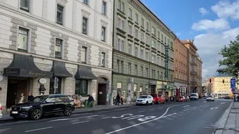 Expose renovierte, große 2,5-Zimmer-Altbauwohnung in zentraler Lage mit Lift