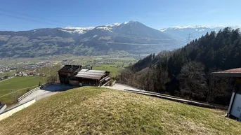 Panoramablick auf das Anwesen mit schneebedeckten Bergen und grünen Tälern im Hintergrund.