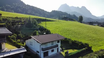 Expose Objekt Nr.: GAST1000 - GASTEIG - FREIZEITWOHNSITZ - starke Preisreduktion-top Preis- wunderschönes großes Hanggrundstück mit äterem Haus mit Traumblick auf den Kaiser