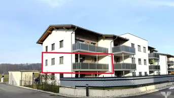 Modernes Mehrfamilienhaus mit Balkonen und klarer Architektur in sonniger Lage.