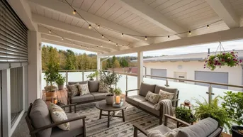 Geräumiger, überdachter Balkon mit bequemen Sitzmöbeln und Lichterkette für gemütliche Abende.