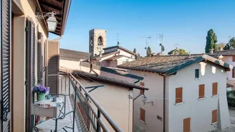 Expose 3-Zimmerwohnung mit Privatvermietungslizenz im Schloss von Moniga del Garda