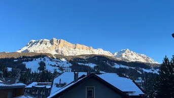 Expose Ihr alpiner Rückzugsort in Alta Badia: Tradition trifft Gemütlichkeit im Herzen der Dolomiten mit Blick auf den Heiligkreuzkofel