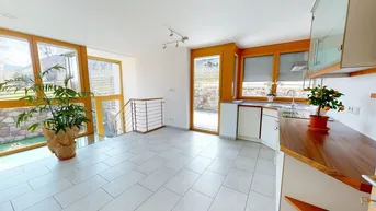 Expose Helle und neuwertige Maisonette-Wohnung in Völlan mit Garten und zwei Garagen (optional)