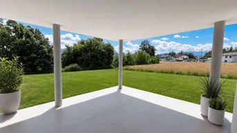 Überdachte Terrasse mit Blick auf den grünen Garten, Felder und die umliegende Landschaft.