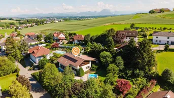 Luftaufnahme des Anwesens mit Pool, Garten und weitem Blick auf die umliegende Landschaft und Berge.