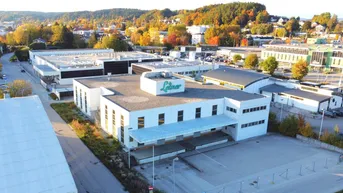 Expose Lagerhalle mit 4388 m² – zentraler Standort an der Leiner-Kreuzung