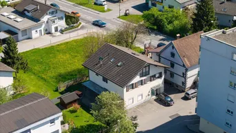 Luftaufnahme eines Einfamilienhauses mit Satteldach und umliegender Wohnbebauung in ländlicher Umgebung.