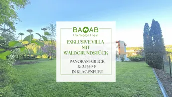 Großer Gartenbereich mit Rasenfläche und Panoramablick auf die umliegende Landschaft und die Villa.