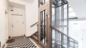 Expose WESTSEITIGE LOGGIA - Sanierungsbedürftiger Altbau im 3.Stock