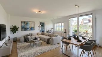 Helles, KI-bearbeitetes Wohn-Esszimmer mit modernem Sofa, Esstisch und Zugang zu einem Balkon.