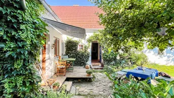 Expose Pure Idylle / altes Bauernhaus mit uneinsichtigem Innenhof und Pool