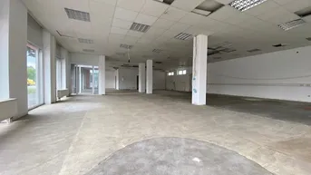 Expose Geschäftslokal mit ca. 262 m² Nutzfläche und 3 KFZ-Abstellplätzen direkt vor dem Eingang