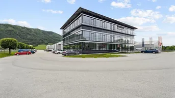 Expose Großzügiges Büro-, Produktions- und Hallengebäude samt Baulandreserve