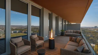 Gemütlicher Balkon mit Sitzmöbeln, Holzboden und Panoramablick über die Stadt.