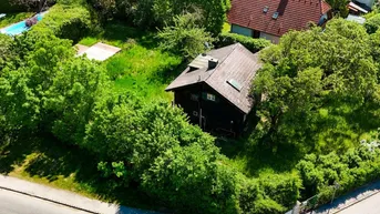 Luftaufnahme des Grundstücks mit einem Haus, umgeben von viel Grün und Bäumen.
