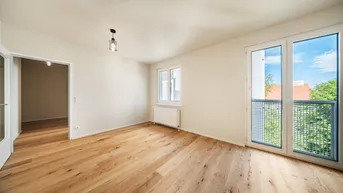 Helles Zimmer mit neuem Eichenparkettboden und Zugang zu einem französischen Balkon.
