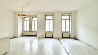 Helles, leeres Zimmer mit Fischgrätparkett und hohen Fenstern, bereit zur Renovierung.