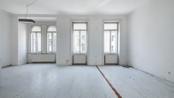 Helles, leeres Zimmer mit Fischgrätparkett und hohen Fenstern, bereit zur individuellen Gestaltung.