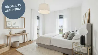 Helles Schlafzimmer mit Holzboden, großem Bett und Zugang zum Balkon.