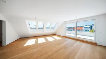 Helles Dachgeschosszimmer mit Holzboden, Dachfenstern und Zugang zu einer Terrasse mit Stadtblick.