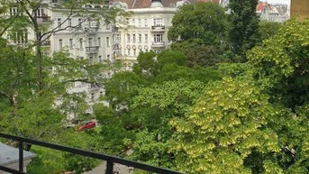 Expose ALTBAUWOHNUNG mit KLEINEM BALKON und PARKBLICK