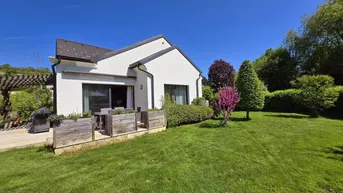 Expose Moderner Bungalow mit vielen Extras -- Photovoltaikanlage, Carport, DAN-Küche, Heizkamin und großes Gartenparadies