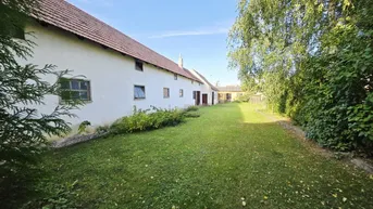 Expose Großzügige und ruhig gelegene Liegenschaft mit Wohnhaus, umfangreichen Nebengebäuden und großem, massivem Schuppen in Unterretzbach