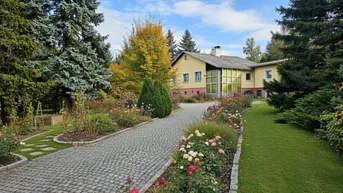 Expose Ihr Rückzugsort im Grünen – Wohnen mit 4.000 m² Gartenidylle - Ein Haus mit Potenzial in Felling