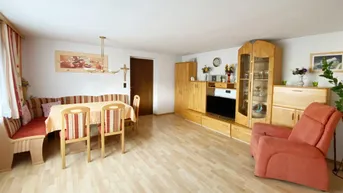 Expose Großes Wohnhaus für 1 bis 2 Familien + landwirtschaftliche Fläche